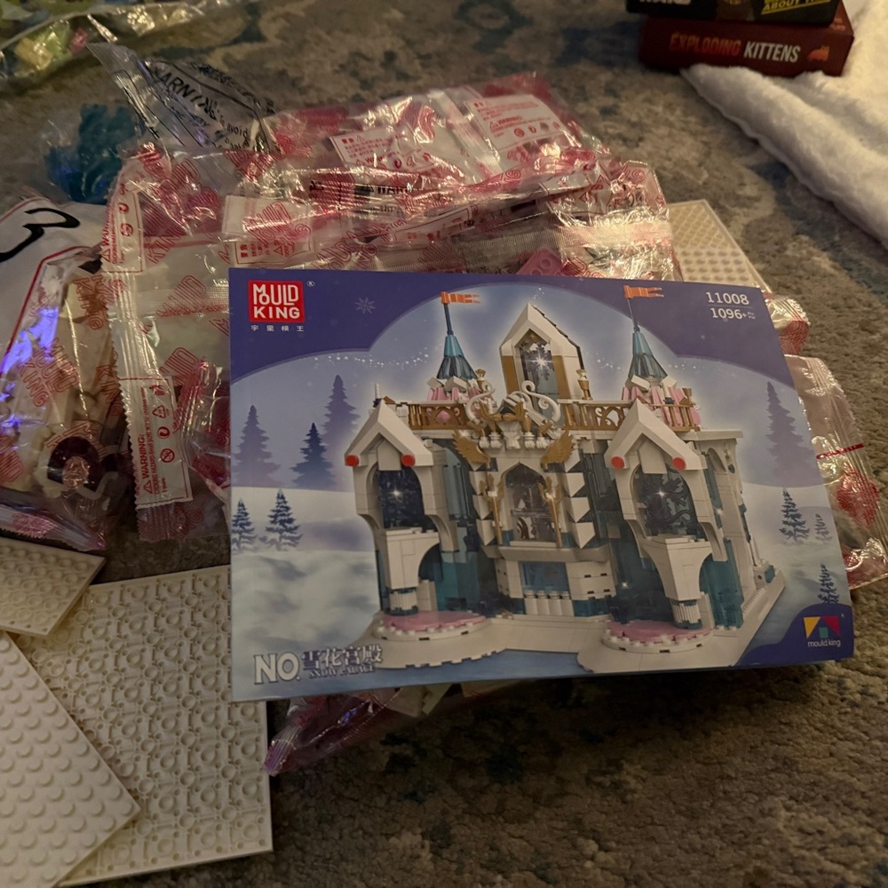 Frozen Castle Building Set - Picture 3 of 3